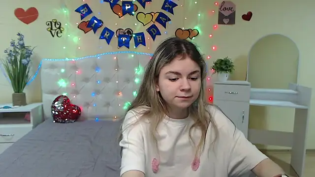 Snapshot of TinaRedly chatting on March 3, 2025, 12:45 am TinaRedly online show from March 3, 2025, 12:45 am