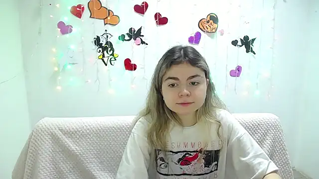 Snapshot of TinaRedly chatting on February 28, 2025, 9:44 pm TinaRedly online show from February 28, 2025, 9:44 pm