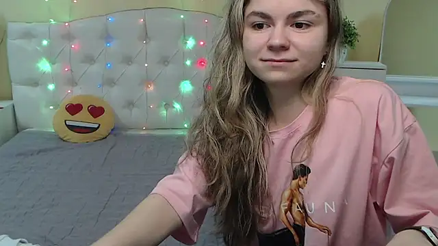 Snapshot of TinaRedly chatting on March 6, 2025, 5:14 am TinaRedly online show from March 6, 2025, 5:14 am