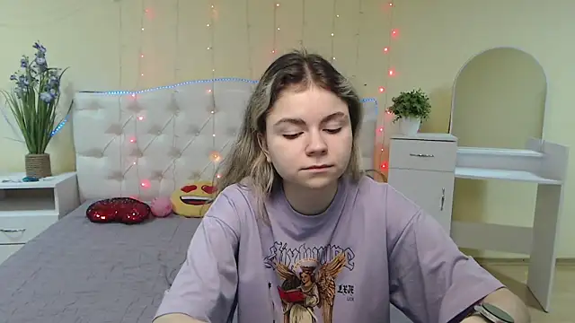 Snapshot of TinaRedly chatting on February 5, 2025, 4:25 pm TinaRedly online show from February 5, 2025, 4:25 pm