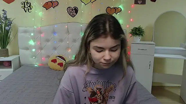 Snapshot of TinaRedly chatting on March 4, 2025, 4:27 am TinaRedly online show from March 4, 2025, 4:27 am
