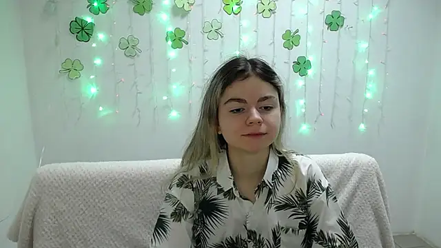 Snapshot of TinaRedly chatting on March 17, 2025, 12:32 am TinaRedly online show from March 17, 2025, 12:32 am