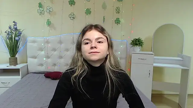 Snapshot of TinaRedly chatting on March 19, 2025, 6:23 pm TinaRedly online show from March 19, 2025, 6:23 pm