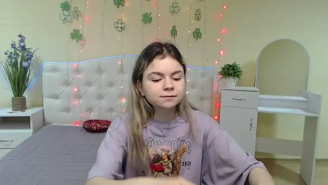 Snapshot of TinaRedly chatting on March 15, 2025, 1:19 am TinaRedly online show from March 15, 2025, 1:19 am