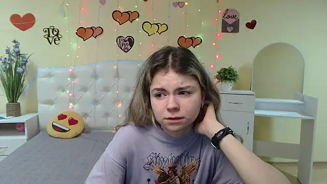 Snapshot of TinaRedly chatting on February 16, 2025, 10:11 pm TinaRedly online show from February 16, 2025, 10:11 pm