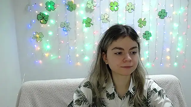 Snapshot of TinaRedly chatting on March 16, 2025, 9:26 pm TinaRedly online show from March 16, 2025, 9:26 pm