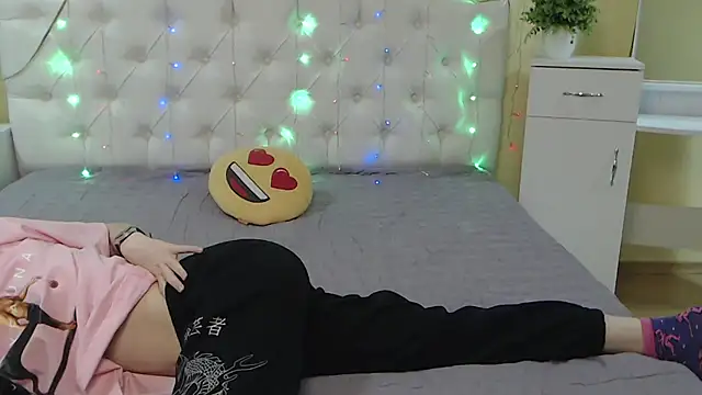 Snapshot of TinaRedly chatting on February 15, 2025, 10:10 pm TinaRedly online show from February 15, 2025, 10:10 pm