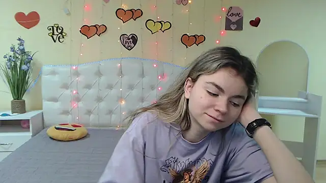 Snapshot of TinaRedly chatting on February 18, 2025, 1:10 am TinaRedly online show from February 18, 2025, 1:10 am