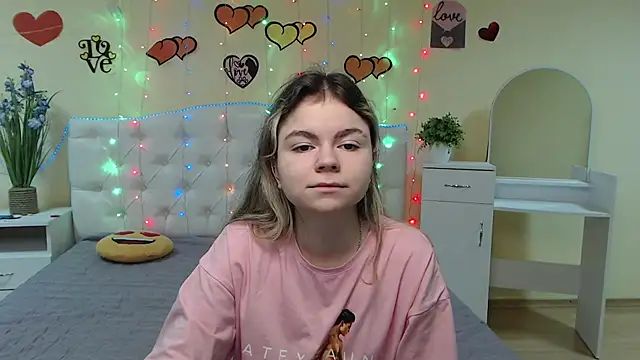 Snapshot of TinaRedly chatting on March 8, 2025, 6:32 am TinaRedly online show from March 8, 2025, 6:32 am