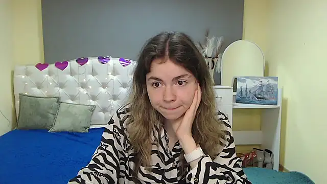 Snapshot of TinaRedly chatting on September 19, 2025, 5:28 pm TinaRedly online show from September 19, 2025, 5:28 pm