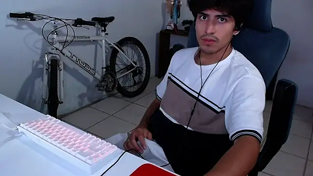 Snapshot of Thieves9 chatting on November 6, 2025, 5:55 am Thieves9 online show from November 6, 2025, 5:55 am