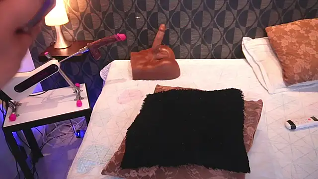 SharomRoss online show from September 25, 2025, 4:57 pm