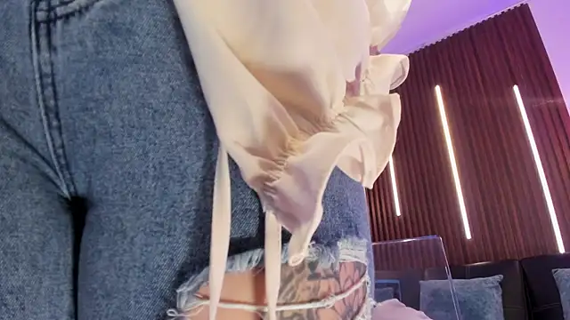 Snapshot of ArianaBaker chatting on December 19, 2025, 1:35 pm ArianaBaker online show from December 19, 2025, 1:35 pm