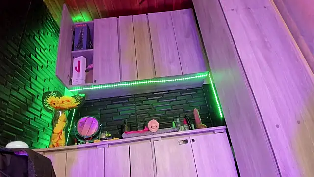 LaureenHills online show from December 15, 2025, 9:53 pm