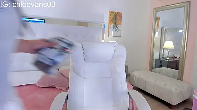 Chloe evans   online show from November 28, 2025, 11:32 am