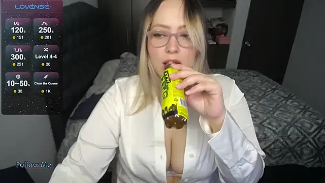 Snapshot of Valentina_St chatting on January 21, 2025, 9:36 pm Valentina St online show from January 21, 2025, 9:36 pm