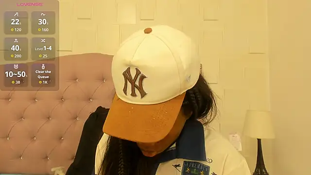 MonicaSchwartz online show from September 30, 2025, 7:20 pm