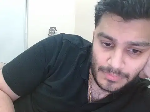 Snapshot of robintoit chatting on May 5, 2026, 8:23 pm robintoit online show from May 5, 2026, 8:23 pm