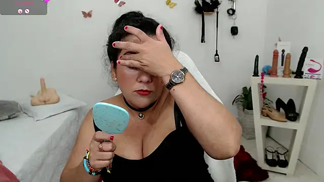 mom hot   online show from November 25, 2025, 9:48 pm