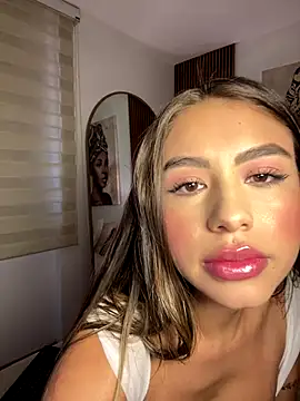 Snapshot of _laura_02 chatting on October 5, 2025, 5:58 pm  laura 02 online show from October 5, 2025, 5:58 pm
