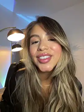 Snapshot of _laura_02 chatting on March 1, 2025, 1:00 am  laura 02 online show from March 1, 2025, 1:00 am