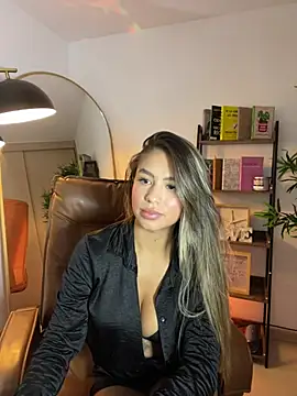 Snapshot of _laura_02 chatting on March 21, 2025, 3:35 pm  laura 02 online show from March 21, 2025, 3:35 pm