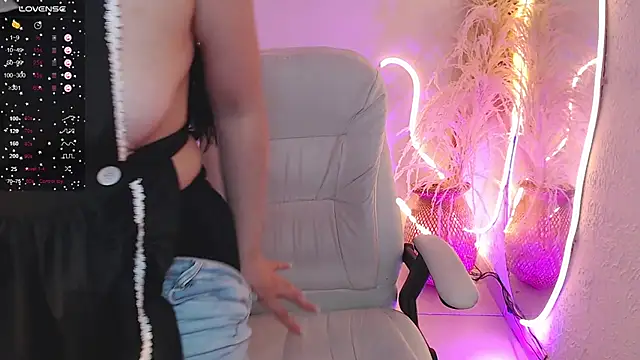 ViolettaHotLatin  online show from November 20, 2025, 12:39 pm