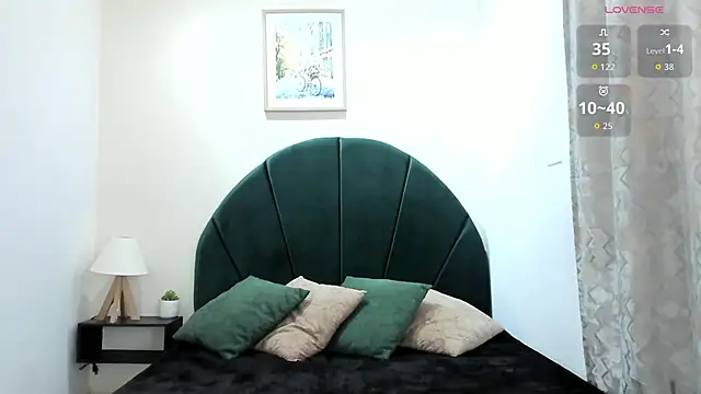 Snapshot of _LaraMom_ chatting on February 22, 2026, 12:40 pm LaraMom online show from February 22, 2026, 12:40 pm