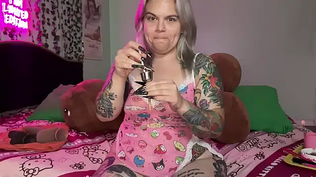 CherryBombBomb online show from June 14, 2026, 5:19 am