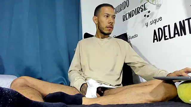 Aronxxs online show from December 15, 2025, 7:58 am