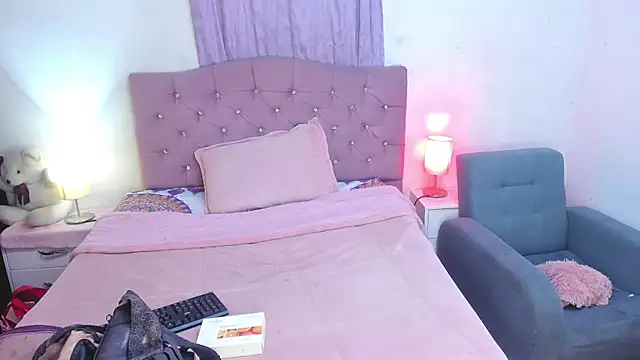 Latinabombsheell online show from May 30, 2026, 3:13 am