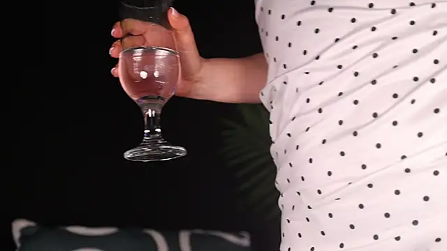 AnnittaStar online show from April 7, 2026, 3:52 am