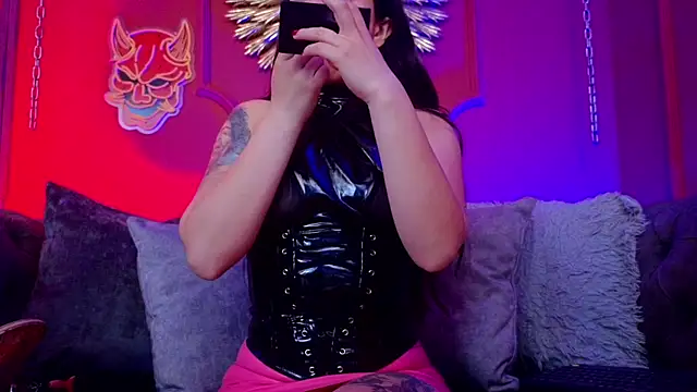 Julieta Russell online show from October 10, 2025, 1:01 pm