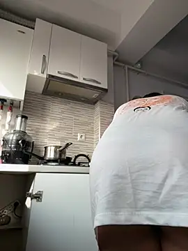 HotXMom online show from March 4, 2026, 7:27 am