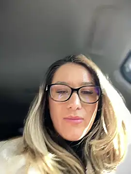 Snapshot of HotXMom chatting on February 27, 2025, 4:24 am HotXMom online show from February 27, 2025, 4:24 am