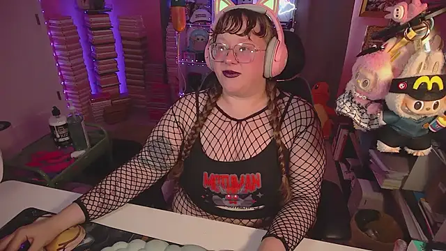 Snapshot of FatVeronica chatting on June 18, 2026, 7:19 pm FatVeronica online show from June 18, 2026, 7:19 pm