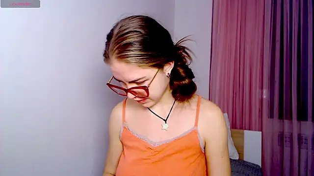 Sarah HS online show from November 24, 2025, 2:06 pm