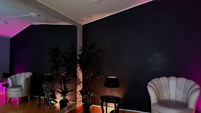 Snapshot of MyMayte chatting on November 25, 2025, 11:43 am MyMayte online show from November 25, 2025, 11:43 am