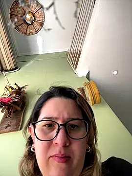 amooraaamoon online show from October 17, 2025, 1:35 pm