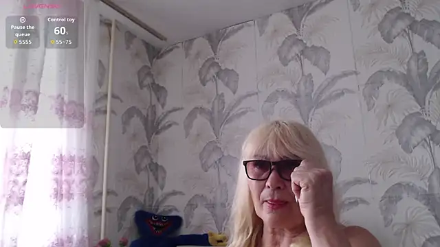 CamDiva113 online show from May 26, 2026, 12:47 pm