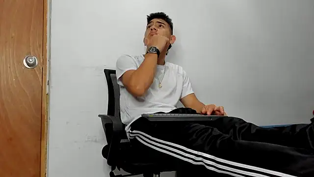 andrew rose  online show from April 8, 2026, 10:55 pm