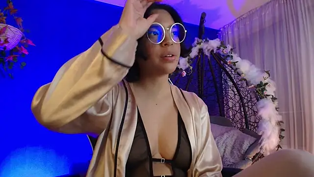 Emmapark  online show from April 14, 2026, 6:35 pm