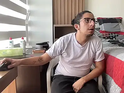 littlelatinhunter online show from December 1, 2025, 2:29 pm