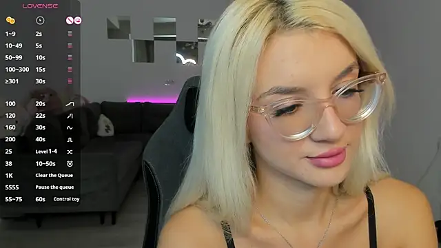 LovelyBianca online show from October 8, 2025, 11:05 pm