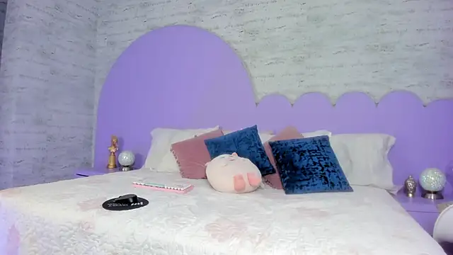 Giaa Ross online show from November 18, 2025, 8:01 pm