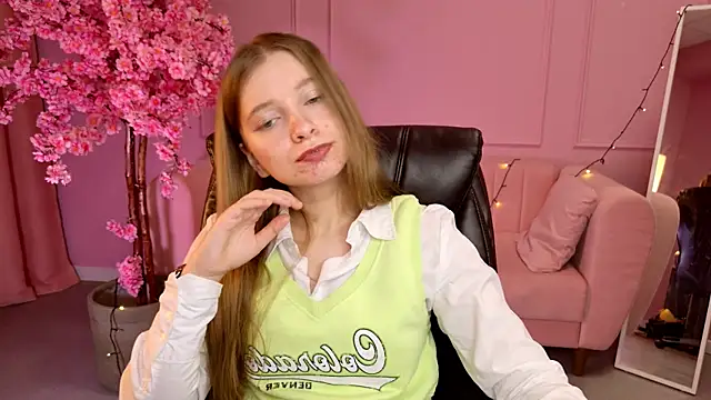 Snapshot of MayaSinabon chatting on March 8, 2025, 3:24 pm MayaSinabon online show from March 8, 2025, 3:24 pm