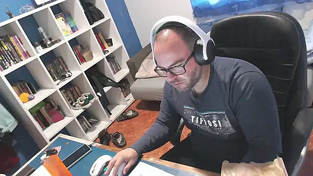 ravingr4d4 online show from November 11, 2025, 9:26 am