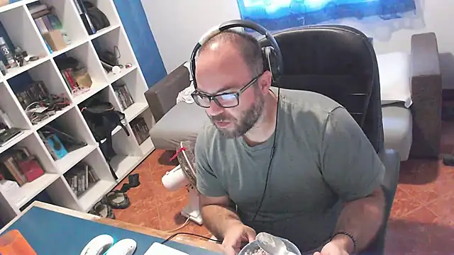 ravingr4d4 online show from October 1, 2025, 8:08 am