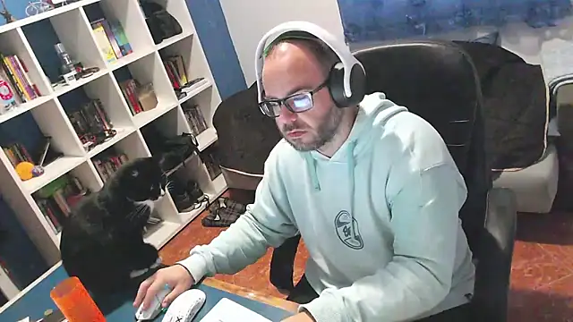 ravingr4d4 online show from November 17, 2025, 9:13 am