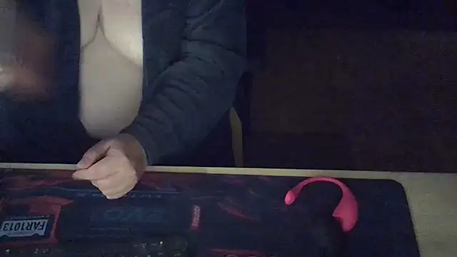 Silvia2277 online show from September 17, 2025, 7:16 pm